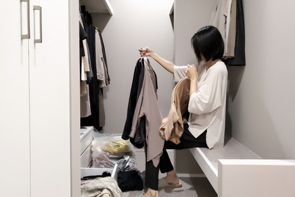 クローゼットのデトックス！衣替えで「手放すべき服」を見極めるチェックリスト