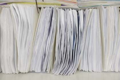 書類の山に魔法はない。2026年の今、私たちが「やるしかない」現実と、その先の光。